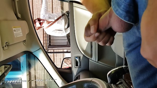 天賦異禀的黑色穿透這個豐滿的蕩婦的陰部