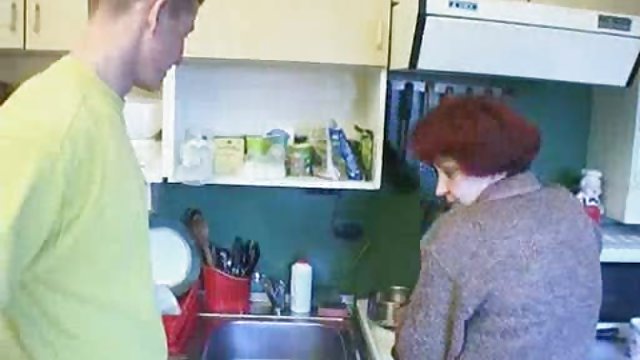 大膽的女學生手淫與許多玩具