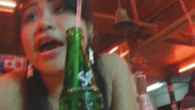 豐富的睡衣表演這些性感的年輕女孩