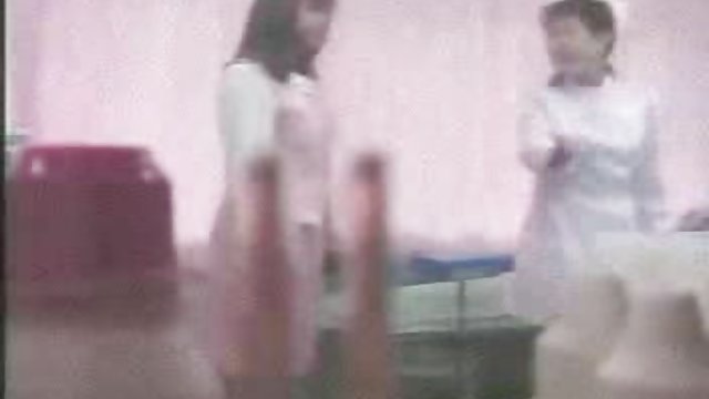幸運的學生努力地滲透她的老師