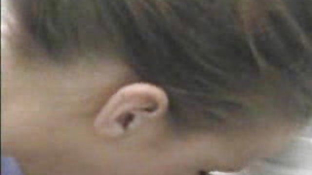 在房子的客廳裡進行了一項美味的性活動