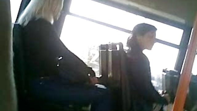 這個角質金發女郎所採取的內部射精